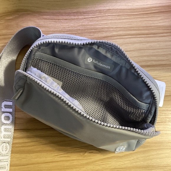 💎 Lululemon Everywhere Belt Bag Silver Drop Grey - Picture 6 of 6